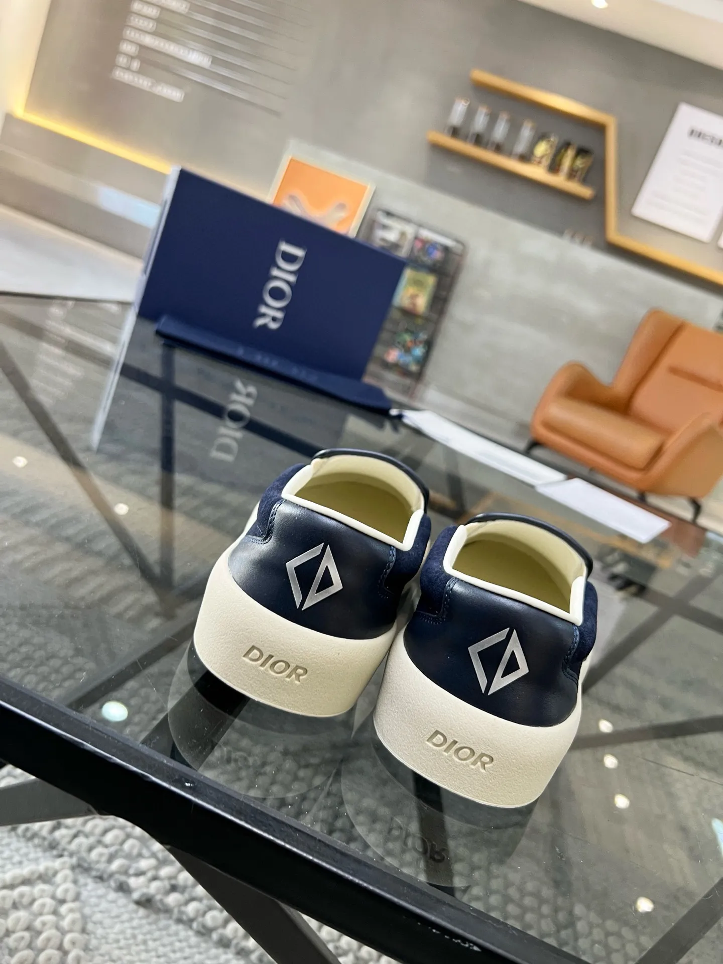 Factory price: 380💰D 🔍Top purchasing agent🇮🇹 Dior's super popular sneakers, popular sneakers, new products are synchronized with the counters. The uppers are imported cowhide from Italy. It is perfectly reproduced with complex craftsmanship that is a must-have for fashionistas. Imported soft water-dyed cowhide lining and foot pads Sole: The original sole is specially provided by the original factory, the exclusive movable molded sole is super comfortable, the original factory follows the order, 🔍🔍high quality, you can enter and exit the counter at will, welcome to compare, the code number is 39-44 (38 45 can be ordered)